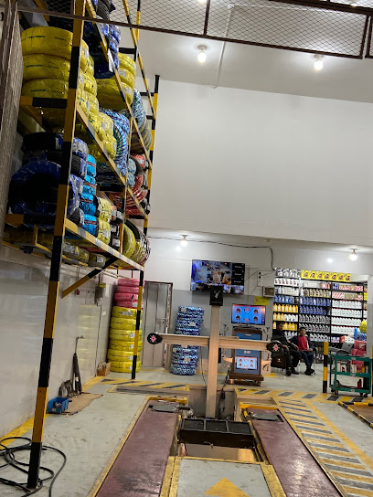 مركز التوحيد لخدمات السيارات - Saudi Arabia|Al Namas 67397،|AIAB7618، 7618 طريق الملك فيصل، 5270، حي النزهة،